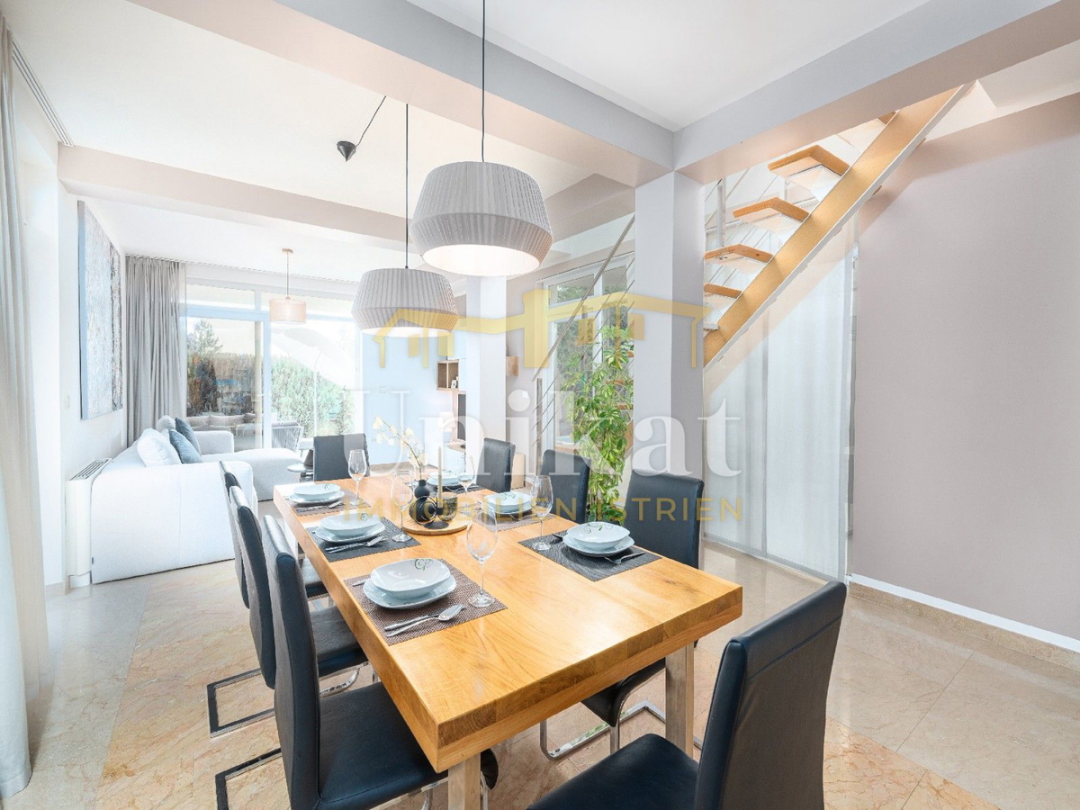 Moderna vila z notranjim in zunanjim bazenom